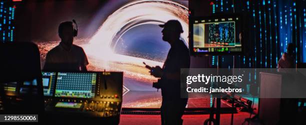 movie set in silhouettes. large screen with projection in background - montagem de filme estúdio de cinema imagens e fotografias de stock