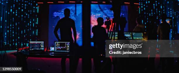 film in silhouetten. große leinwand mit projektion im hintergrund - tv studio stock-fotos und bilder