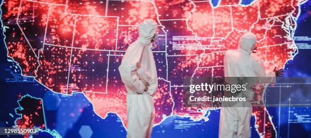 científicos en trajes limpios. mapa de infecciones de la proyección de ee.uu. muy alta infectividad - sustancia con riesgo biológico fotografías e imágenes de stock