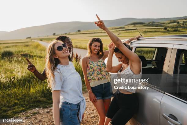 openluchtpartij - alleen jonge vrouwen stockfoto's en -beelden