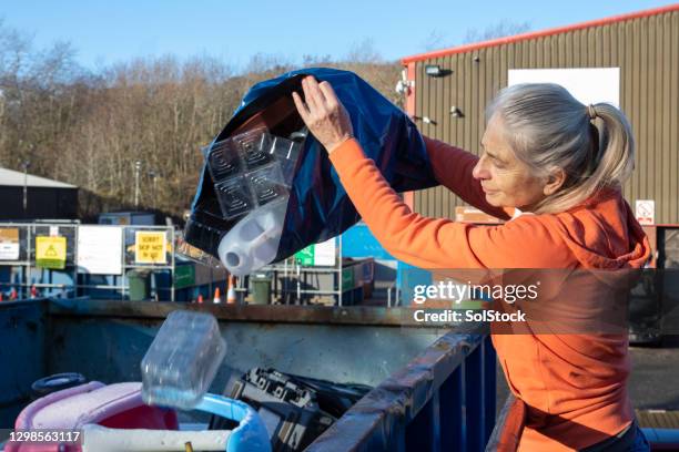 dejar el reciclaje mixto - centro de reciclaje fotografías e imágenes de stock