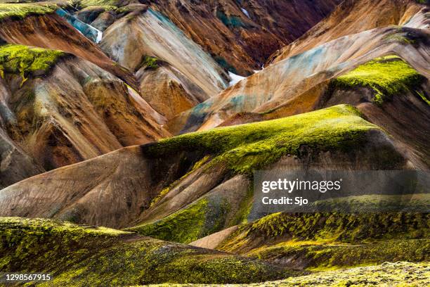 kleurrijke bergen van landmannalaugar in ijsland. - landmannalaugar stockfoto's en -beelden