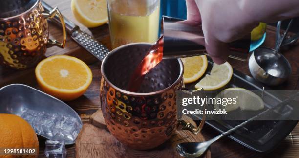 thuis een cocktail maken. eerste persoonsweergave - make stockfoto's en -beelden