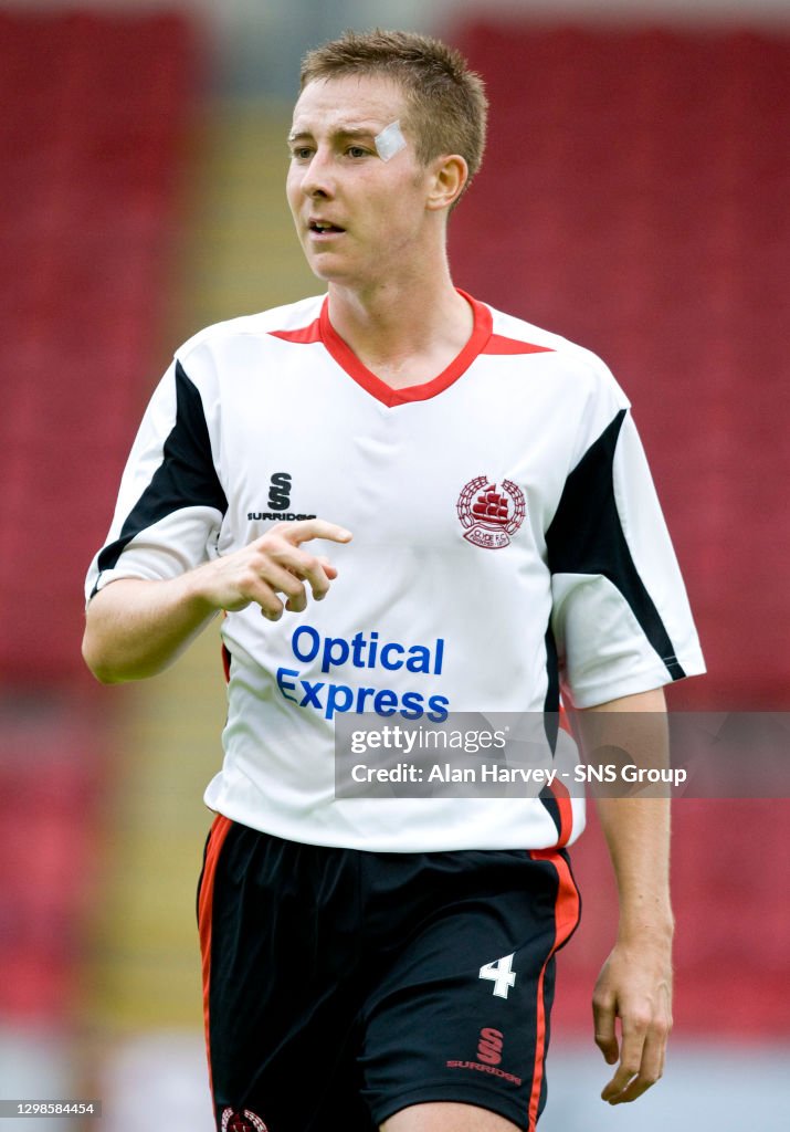 3007/08 PRE-SEASON FRIENDLY.CLYDE V HIBS.BROADWOOD - CUMBERNALD.Chris Higgins in actin for Clyde (Photo by Alan Harvey\SNS Group via Getty Images)