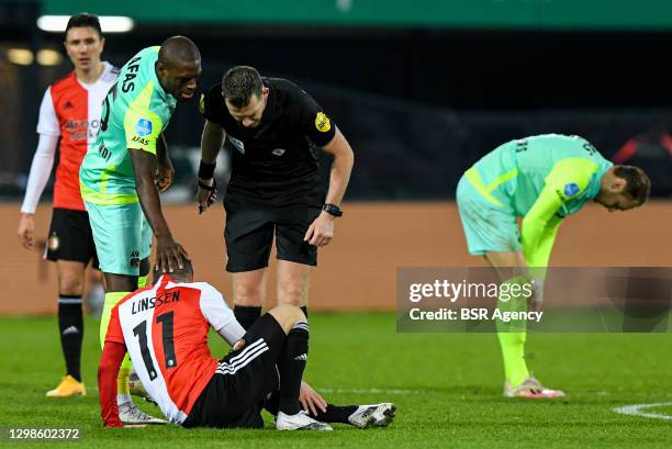 Bryan Linssen of Feyenoord injured / injury, Bruno Martins Indi of AZ, Referee Allard Lindhout during the Dutch Eredivisie match between Feyenoord...