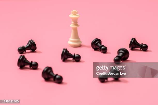 chess piece of king and the fallen pawn - ajedrez fotografías e imágenes de stock
