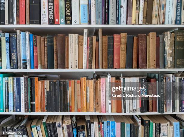 bookshelf - libreria fotografías e imágenes de stock