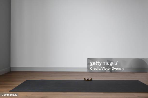 eyeglasses on the floor in the empty room - salle yoga photos et images de collection
