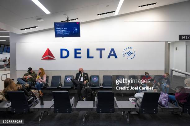 maskers of gezichtsbedekkingen vereist en moeten goed worden gedragen op de luchthaven - delta stockfoto's en -beelden