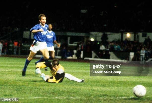 V ABERDEEN .HAMPDEN - GLASGOW.Trevor Steven slots the ball past Theo Snelders to score for Rangers..