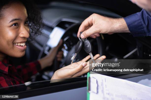 woman being handed car key - car key 個照片及圖片檔
