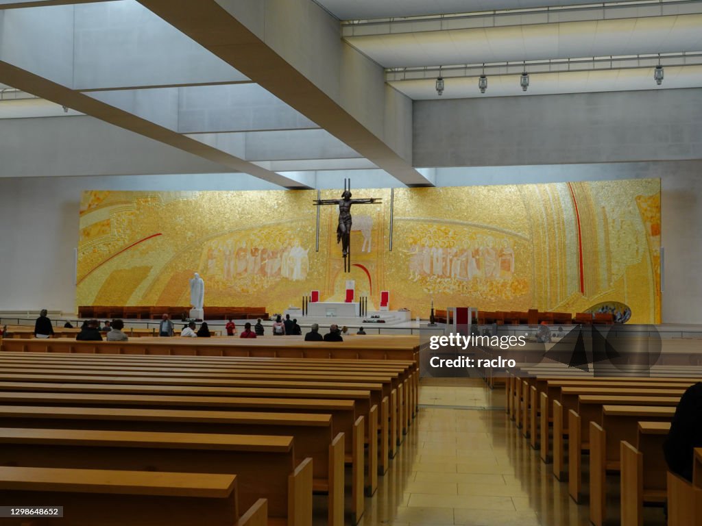 Vista interior, Basílica da Santíssima Trindade, Fátima, Portugal