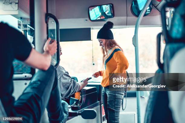 nette seramte weibliche zahlung mit kreditkarte für busfahrt - public transport stock-fotos und bilder