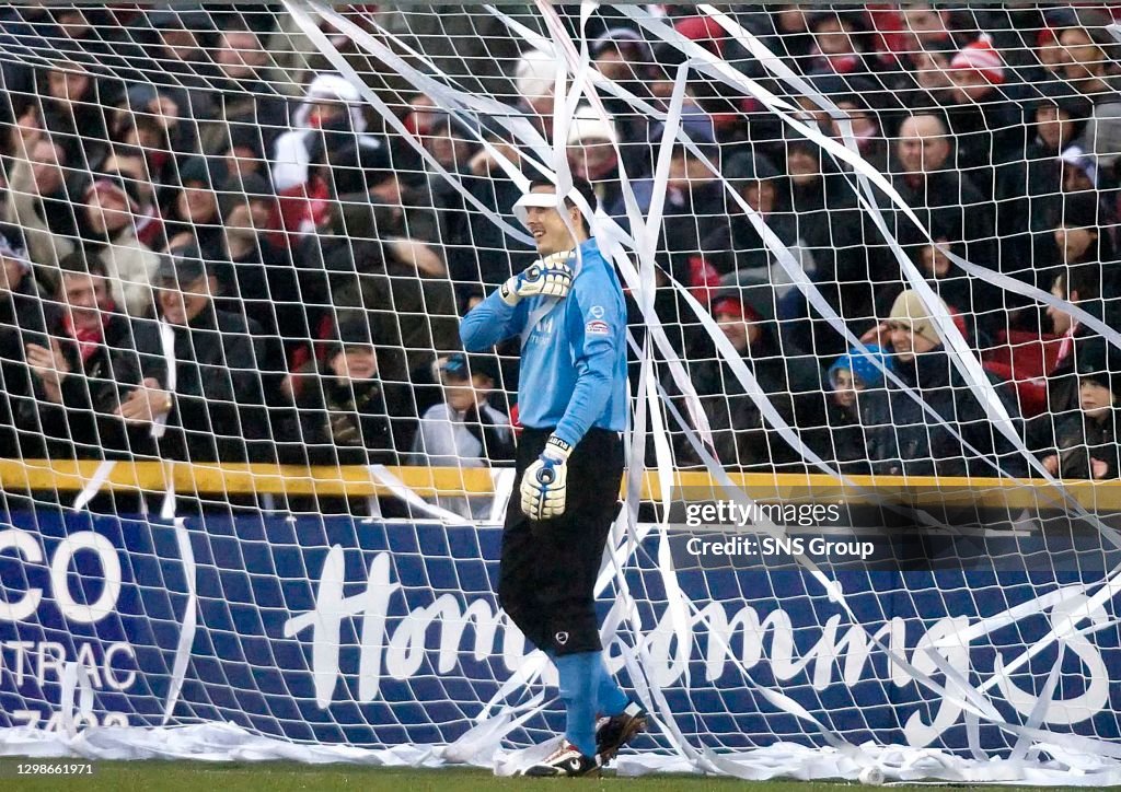 10/01/09 HOMECOMING SCOTTISH CUP 4TH RND.ALLOA v ABERDEEN.RECREATION PARK - ALLOA.Jamie Langfield covered in streamers at penalty   (Photo by Jeff Holmes\SNS Group via Getty Images)