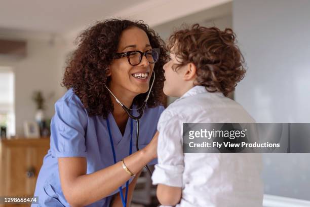 pediatrician with patient - nursing assistant imagens e fotografias de stock