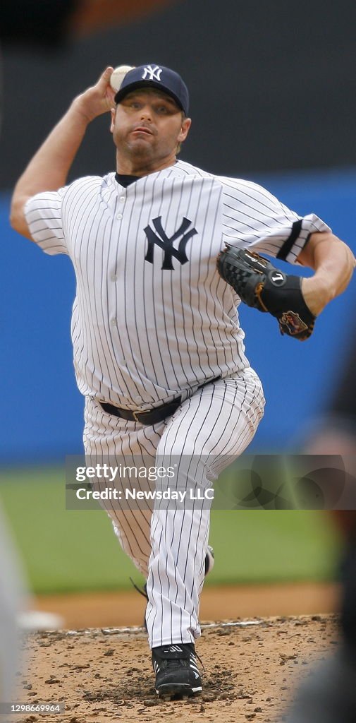 New York Yankees Roger Clemens throws pitch in 2007