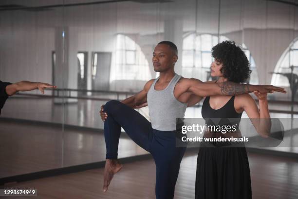 istruttore di danza che insegna allo studente aiutando con la forma in studio - dance teacher foto e immagini stock