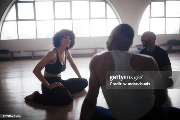 leraar en studenten die op vloer zitten die in dansstudio ontspant - dancers exercising teacher stockfoto's en -beelden