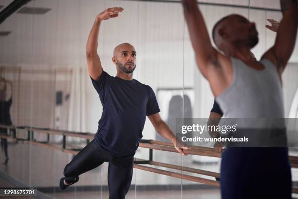 två manliga dansare som tränar balett på barre i dansstudio - ballet dancing bildbanksfoton och bilder