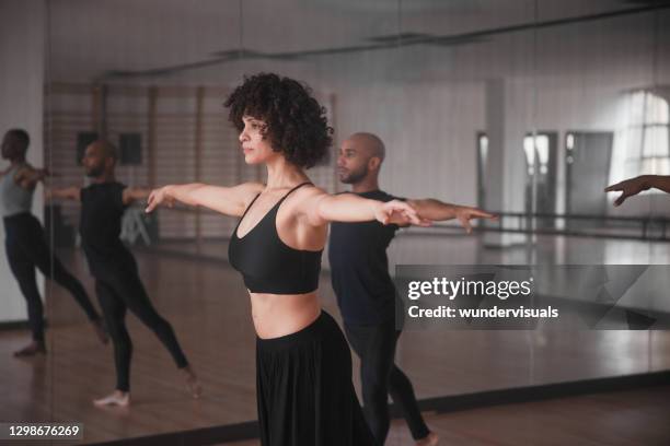insegnante di danza con gruppo di studenti prova di danza in studio - dance teacher foto e immagini stock