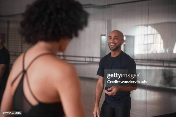 ballerina afroamericana sorridente in studio con insegnante - dance teacher foto e immagini stock