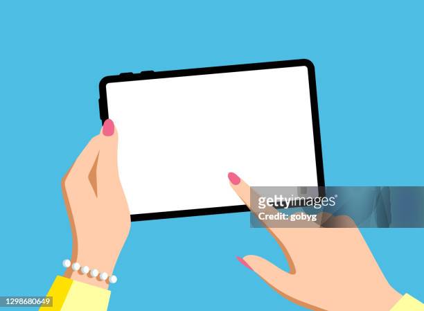 stockillustraties, clipart, cartoons en iconen met de hand die van de vrouw digitale tablet met leeg scherm houdt, bespotten omhoog - tekentablet