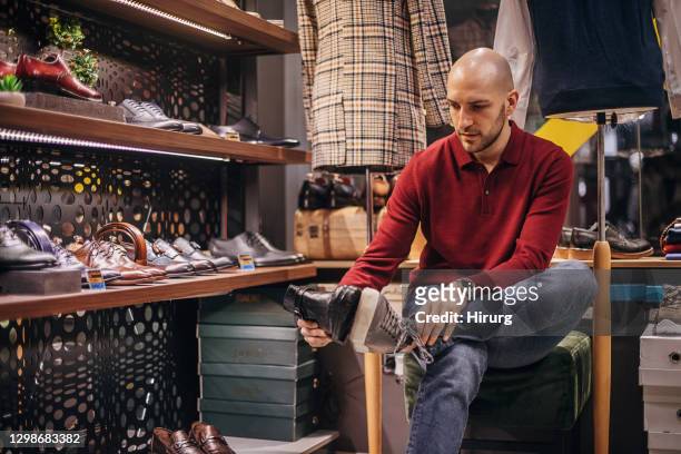 la vérification d’homme fait la taille de chaussure lui adapter - completely bald stock photos et images de collection