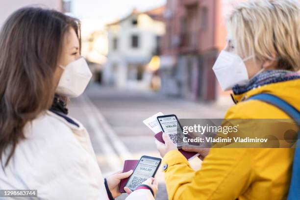vérification du certificat international numérique de vaccination covid-19 avant de voyager - passeport vaccinal photos et images de collection