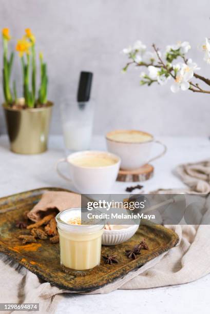tumeric golden milk chai latte kurkuma thee met melk in het voorjaar - chai stockfoto's en -beelden