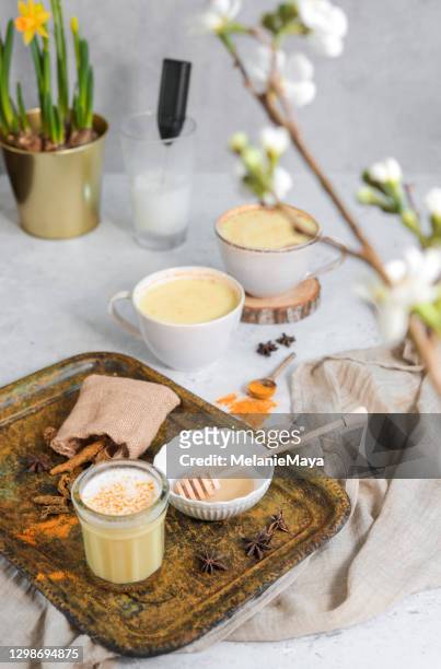 春にミルクとトゥメリックゴールデンミルクチャイラテくくるま茶 - kurkuma ストックフォトと画像