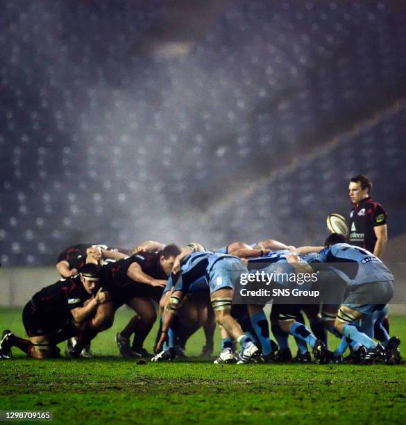 V CARDIFF BLUES .MURRAYFIELD - EDINBURGH .The Edinburgh players face up to a scrum