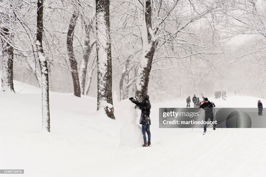 Montreal stadspark met mensen genieten van sneeuwstorm.