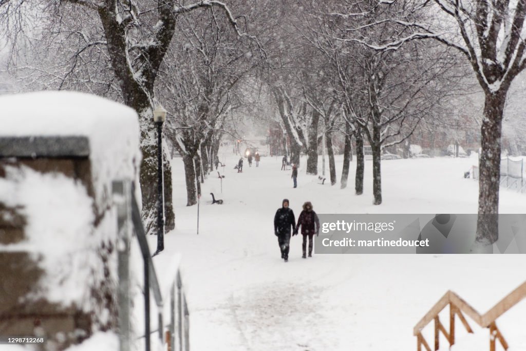 Parque de la ciudad de Montreal con la gente disfrutando de la tormenta de nieve.