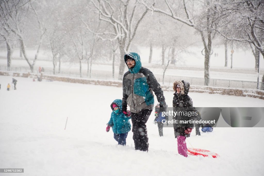 蒙特利爾城市公園與人們享受暴風雪。