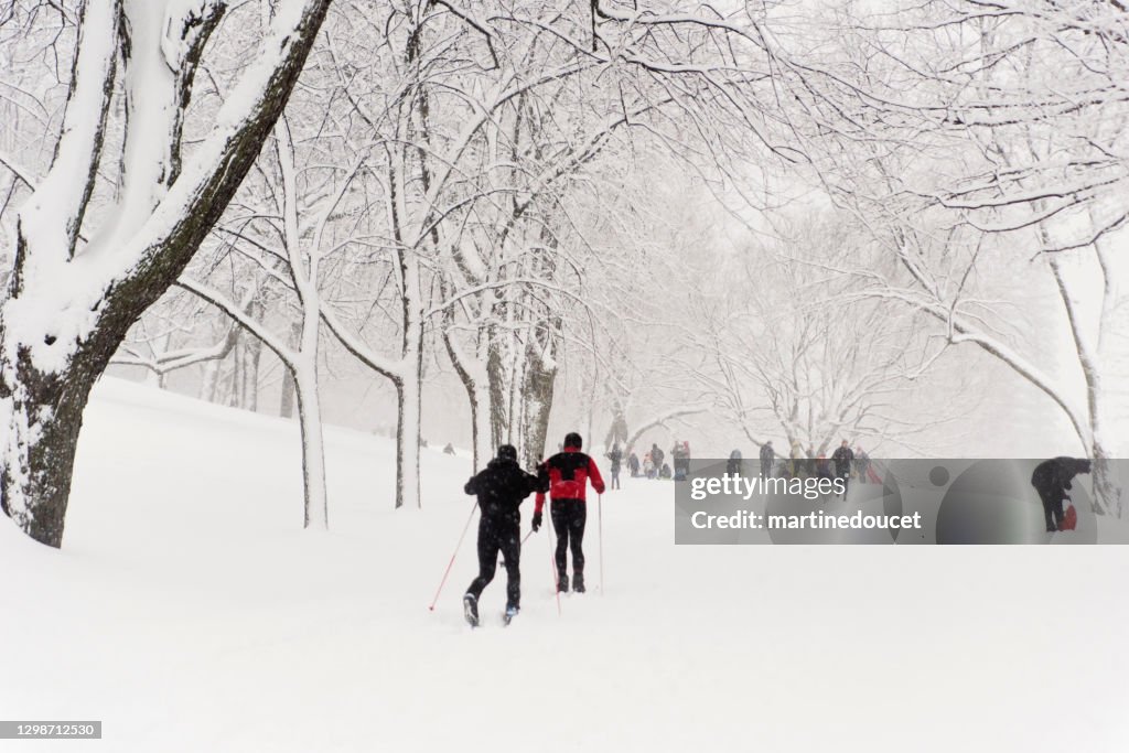 蒙特利爾城市公園與人們享受暴風雪。