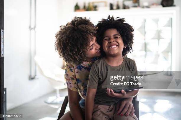 mor och son ha kul och använda digital tablett hemma - son bildbanksfoton och bilder