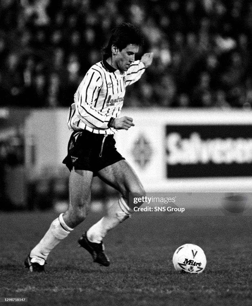 01/12/90 PREMIER DIVISION.ABERDEEN v DUNFERMLINE (3-2).PITTODRIE - ABERDEEN..David Irons in action for Dunfermline. (Photo by SNS Group via Getty Images)
