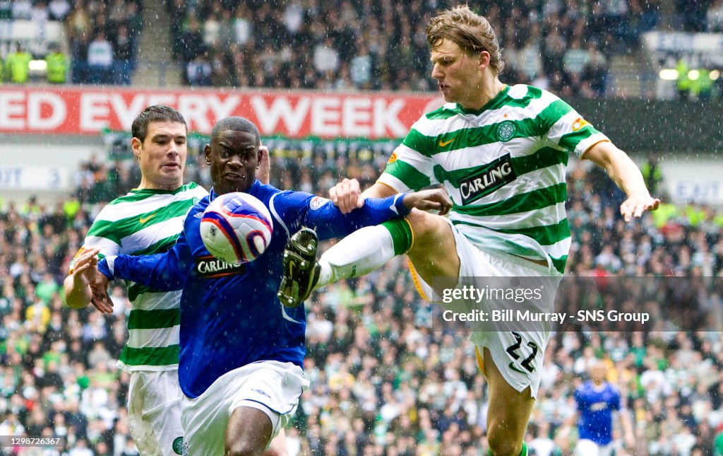 09/05/09 CLYDESDALE BANK PREMIER LEAGUE.RANGERS V CELTIC.IBROX - GLASGOW.Celtic's Glenn Loovens (right) and Darren O'Dea (left) and Maurice Edu (Photo by Bill Murray\SNS Group via Getty Images)