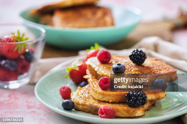 französischer toast mit beeren und ahornsirup - french toast stock-fotos und bilder