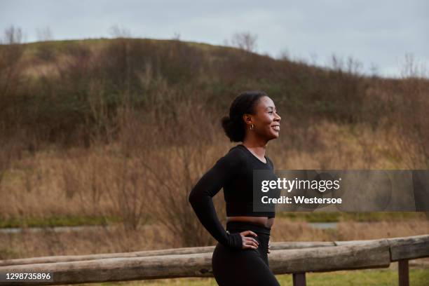 fitness al aire libre por la mujer étnica africana - camel active fotografías e imágenes de stock