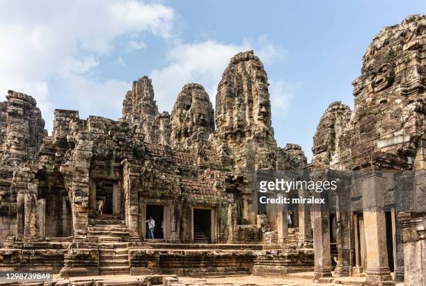 stenen gezichten van de tempel van bayon in angkor, kambodja - bayontempel stockfoto's en -beelden