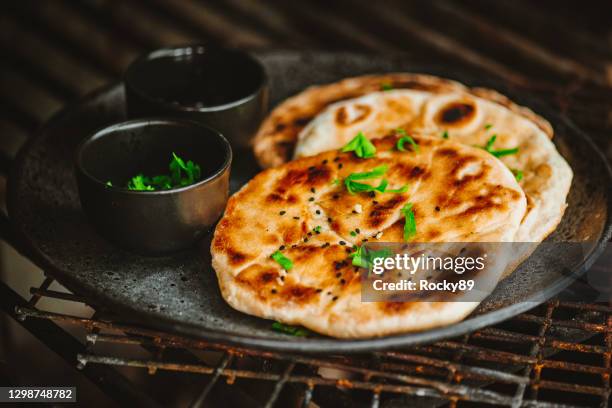 focaccia tradizionale indiana naan - focaccia azzima foto e immagini stock