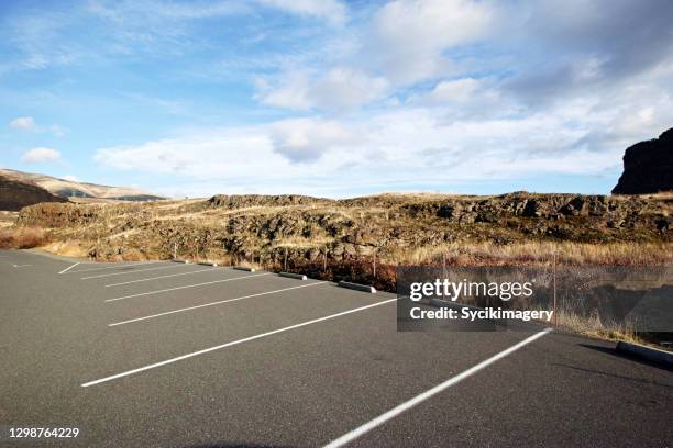 empty parking lot within recreational area - parking space - fotografias e filmes do acervo