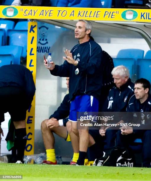 V MORTON .RUGBY PARK - KILMARNOCK.Morton boss David Irons instructs his side from the technical area