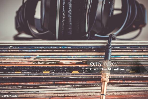 headphones and records - jacke stock pictures, royalty-free photos & images