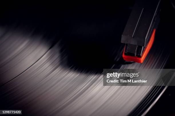 turntable needle on spinning record - lp fotografías e imágenes de stock