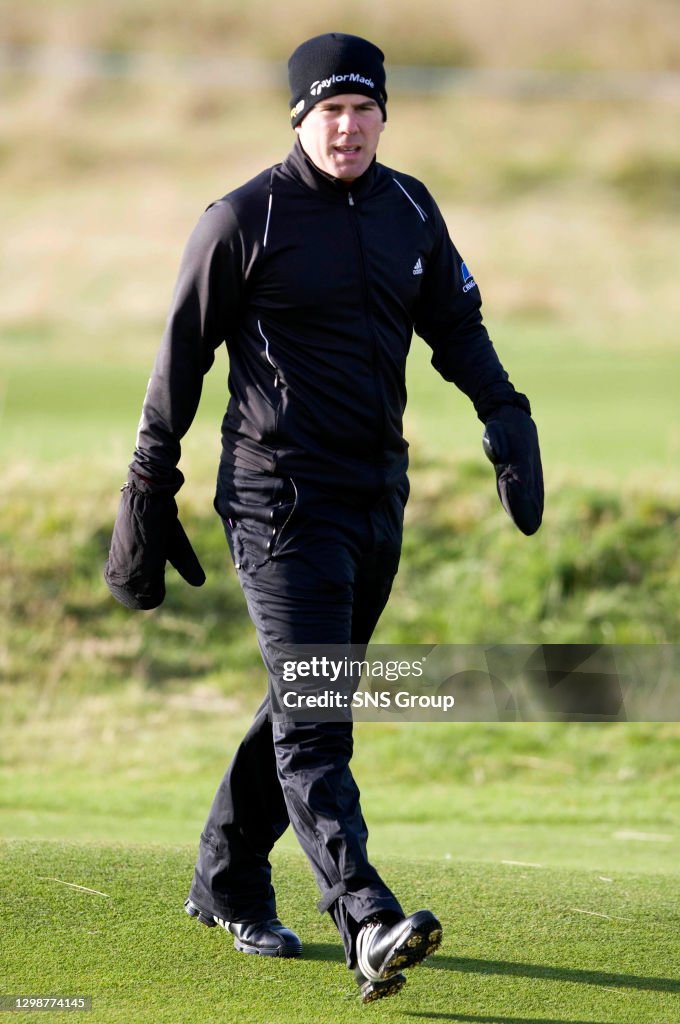 01/10/09 ALFRED DUNHILL CHAMPIONSHIP.ST ANDREWS.Scottish golfer Richie Ramsay keeps himself wrapped up as he makes  his way onto the first tee   (Photo by Craig Watson\SNS Group via Getty Images)