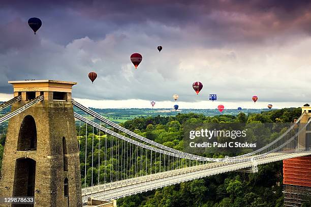 clifton suspension bridge - bristol hot air ballooning stock-fotos und bilder