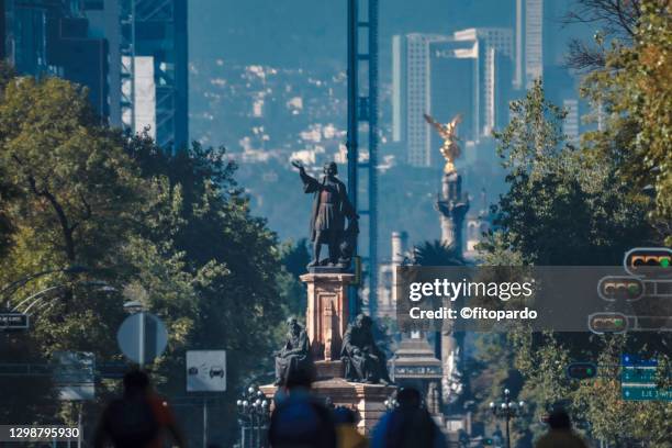 reforma avenue monuments in mexico city - mexico statue independence fotografías e imágenes de stock