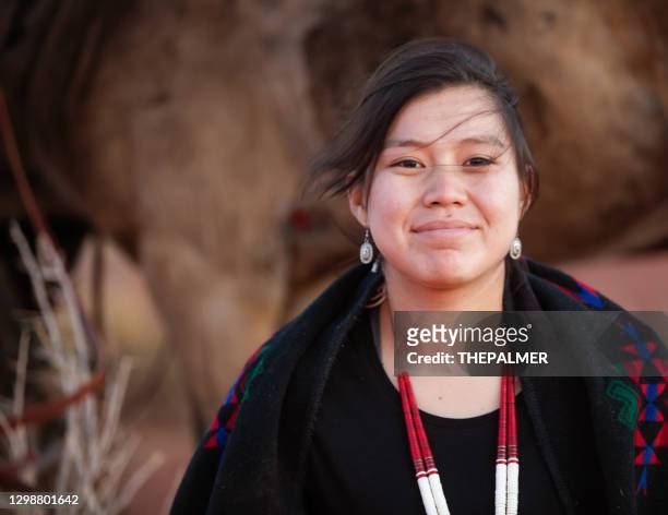 fröhliche navajo frau porträt - indigenous american culture stock-fotos und bilder